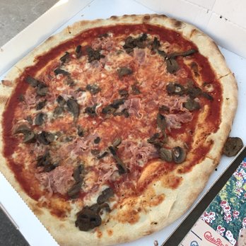 C‘è Pizza e Pizza - Prosciutto and funghi za - Pizza Near Me - Venezia, VE C‘è Pizza e Pizza - Prosciutto and funghi za - Pizza Near Me - Venezia, VE