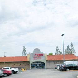 Bawarchi Tandoori - The restaurant is inside this grocery store