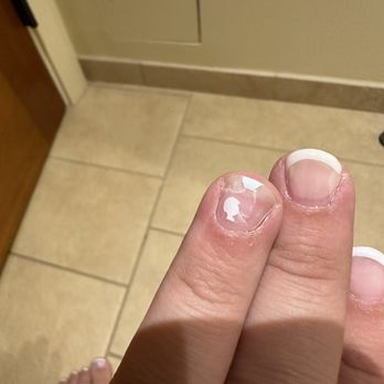 T Nails - Chipped GEL nails after 3 days - Nail Salons Near Me - Countryside, Illinois