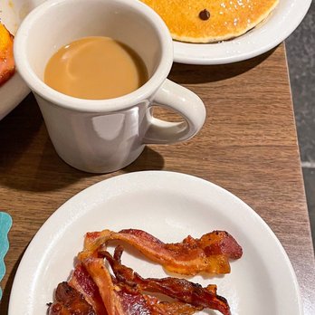 Back Country Cafe - Chocolate Chip Pancakes & Bacon |Instagram @restaurant_aholic - American Near Me - Killington, Vermont