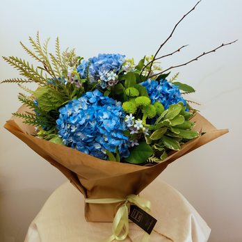 CBG Floral Design - Amazing hydrangeas in a medium size arrangement in a clear glass vase, beautifully lined. Eco-friendly gift-wrap. - Florists Near Me - BROOKLYN, New York