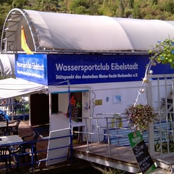 BÖTLE - Sitzplätze im Freien mit Sonnenschutz.