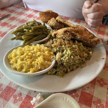 Cahill's Market - Fried chicken, creamed corn, green beans, and cornbread muffin - Salad Near Me - Bluffton, South Carolina Cahill's Market - Fried chicken, creamed corn, green beans, and cornbread muffin - Salad Near Me - Bluffton, South Carolina
