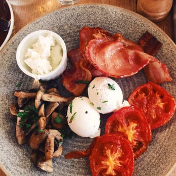 Campos Coffee Alexandria - Bacon, poached eggs, tomato, chèvre and mushrooms - Coffee & Tea Near Me - Alexandria, NSW