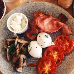 Campos Coffee Alexandria - Bacon, poached eggs, tomato, chèvre and mushrooms