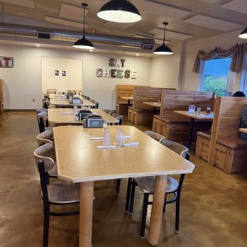 Pizza Place - Inside seating - Pizza Near Me - Tropic, Utah