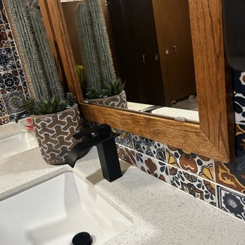 Buenos Dias - Nice bathrooms - Salvadoran Near Me - Houston, Texas