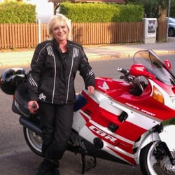 Fahrschule Rausch - Das bin ich mit dem Motorrad von meinem Freund eine eigene kommt zur nächsten Saison