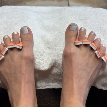 Crestline Nails & Spa - The right doesn't look like the left. Used too much nail polish to cover up errors. - Nail Salons Near Me - Crestline, California