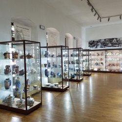 Muzeum Ceramiki w Bolesławcu - The hall of the last leg of the display room, as seen from the exit.