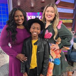 White Hall Arts Academy - WHAA founder Tanisha Hall and student Che Tafari with Kelly Clarkson during show appearance February 2022.