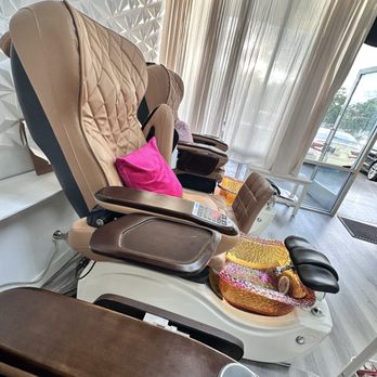 Polish Box - Pedicure chairs - Nail Salons Near Me - Sacramento, California