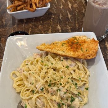 Leila by the Bay - Fettuccine Alfredo with chicken - New American Near Me - Hercules, California Leila by the Bay - Fettuccine Alfredo with chicken - New American Near Me - Hercules, California