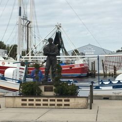 Sponge Docks Seafood Festival - The statue of the divers who swam the waters.