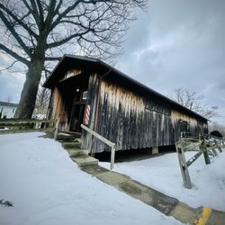 Covered Bridge Pizza Parlor - Covered bridge pizza building