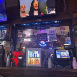 Ralph's Club & Grill - General bar area, good vibes here. The bartender Tanisha, has good conversations and is very attentive.
