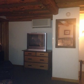 Emerson - Old school tv with a built in VCR - in a 250/night place! Haven't seen one of these in almost a decade. - Venues & Event Spaces Near Me - Mount Tremper, New York