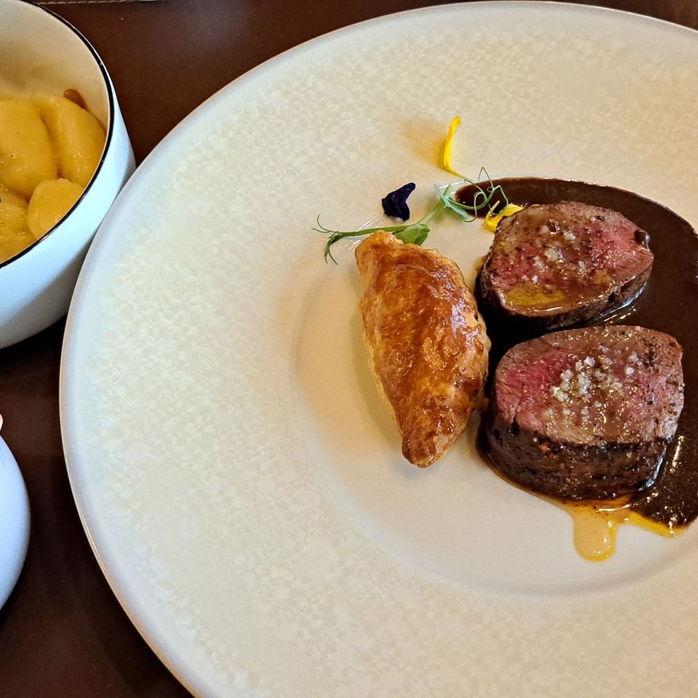 Le Moissonnier - Gegrillter, wilder Rehrücken auf Rotwein-Wildsauce dazu Blätterteig-Tasche, Pilz-Duxelle / Grilled wild saddle of venison. 2025 01 16 M1. - French Near Me - Cologne, NW