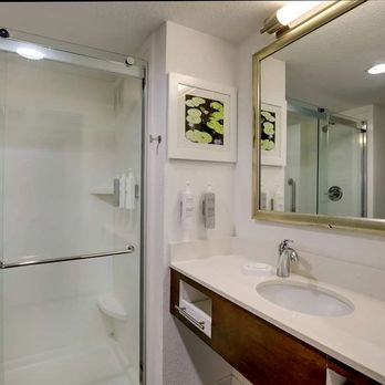 Hampton Inn Moultrie - Guest room bath - Hotels Near Me - Moultrie, Georgia