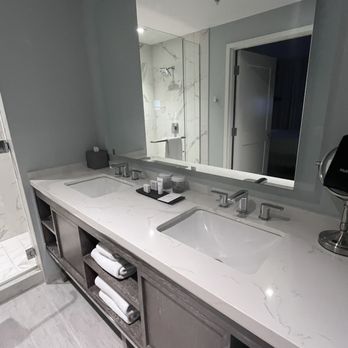 Hotel Paseo - Vanity - Hotels Near Me - Palm Desert, California