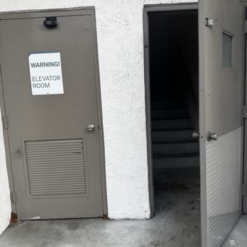 Public Storage - Entrance smelling like urine - Self Storage Near Me - Hollywood, Florida Public Storage - Entrance smelling like urine - Self Storage Near Me - Hollywood, Florida