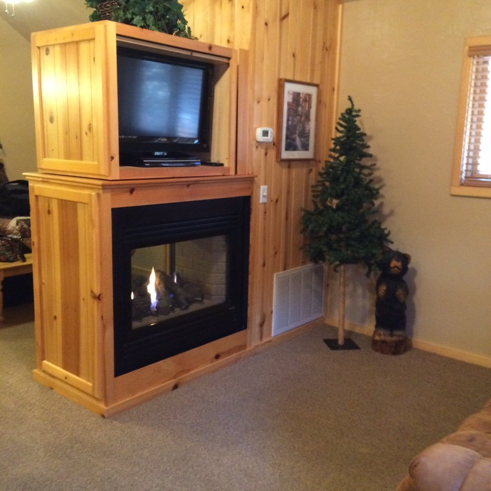 Shadow Mountain Lodge - Warm fireplace. Swivel Tv with DVR - Vacation Rentals Near Me - Ruidoso, New Mexico