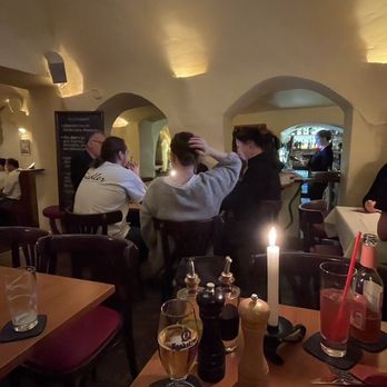 Salü - Gastraum mit Blick hinter die Bar - Bars Near Me - Görlitz, SN Salü - Gastraum mit Blick hinter die Bar - Bars Near Me - Görlitz, SN