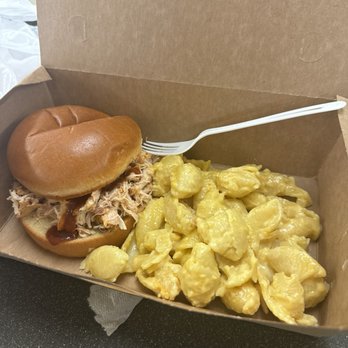 Porkchop - Pulled chicken with Mac and cheese - Barbeque Near Me - Chicago, Illinois