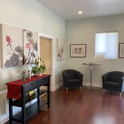 Sabine Huey Acupuncture - Spacious waiting area.