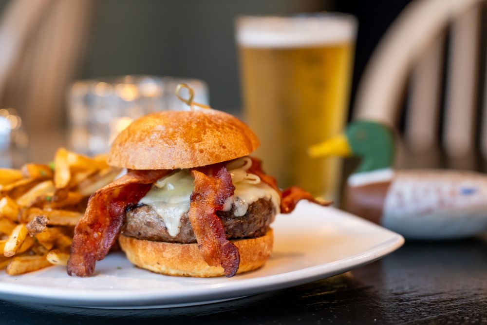 Flying Decoy Bar and Grill Logo