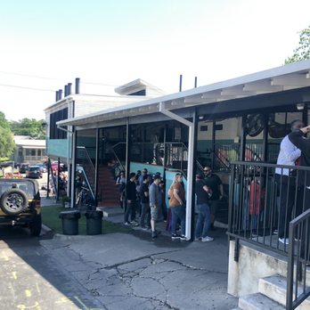 Franklin Barbecue - Long line on a Thursday at 11:30 - they have already been open for a half hour. - Barbeque Near Me - Austin, Texas Franklin Barbecue - Long line on a Thursday at 11:30 - they have already been open for a half hour. - Barbeque Near Me - Austin, Texas