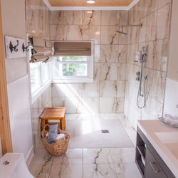 Pecan Tree Inn - King Spa shower