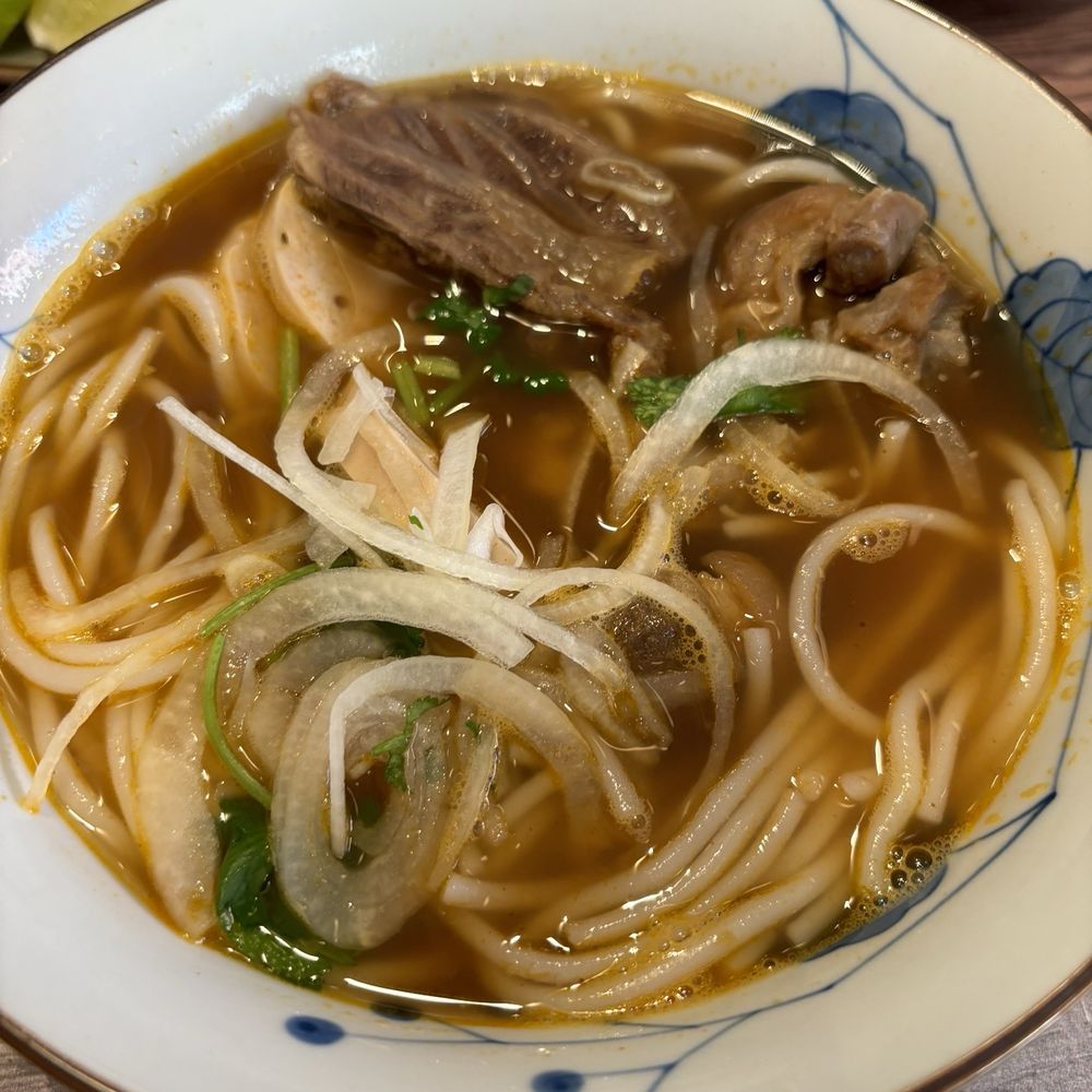 Bun Bo HUE BEEF NDLE SOUP