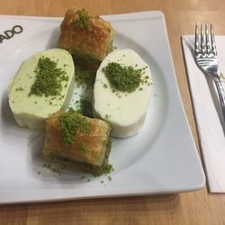 Mado - Mado Kesme ice cream, with plain and pistachio flavors