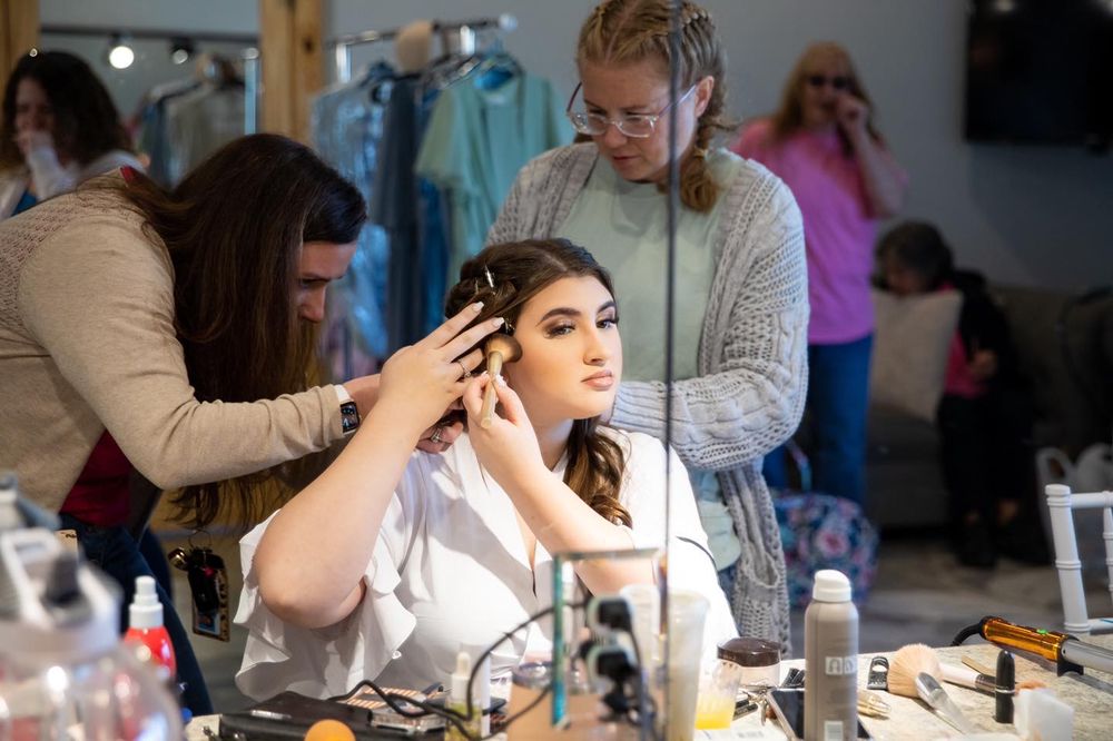 Makeup by Leah Mackenzie Logo