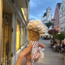 Eiscafé Dolomiti - Walnuss gelato (walnut)