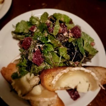 Les Faux Bourgeois - SALADE DE CHÈVRE CHAUD excellent so rich in flavor - French Near Me - Vancouver, British Columbia Les Faux Bourgeois - SALADE DE CHÈVRE CHAUD excellent so rich in flavor - French Near Me - Vancouver, British Columbia