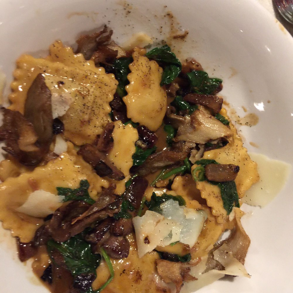 Que Sera Sera - a plate of pasta with mushrooms and spinach - French Near Me - Ville de Québec, Quebec