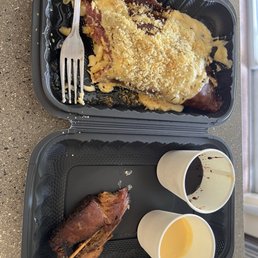 Top: Mac n' Cheese Bottom: Cured Bacon Skewer w/cheese and dark chocolate dips Top: Mac n' Cheese Bottom: Cured Bacon Skewer w/cheese and dark chocolate dips