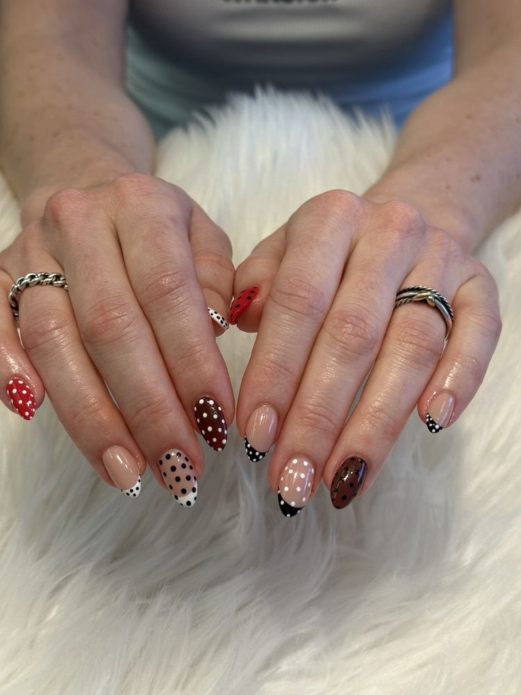 Wayne Trendy Nail Bar Logo