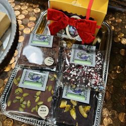 Menchaca Chocolates - Chocolate bars with different toppings