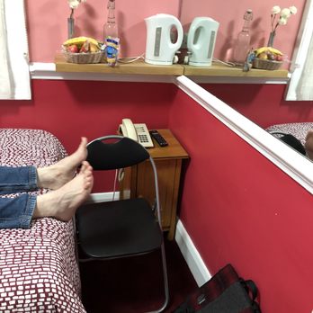Cherry Court Hotel - Amount of space from the bed to the other wall. - Hotels Near Me - London, XGL