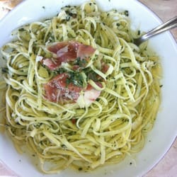 La Boucle - Linguines au basilic façon boucle : basilic frais, dés de tomates fraîches, copeaux de parmesan et jambon cru.