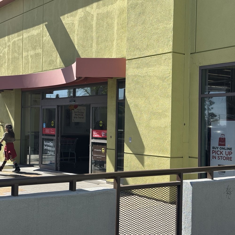 Michaels - Entrance on the 3rd floor - Arts & Crafts Near Me - Los Angeles, California