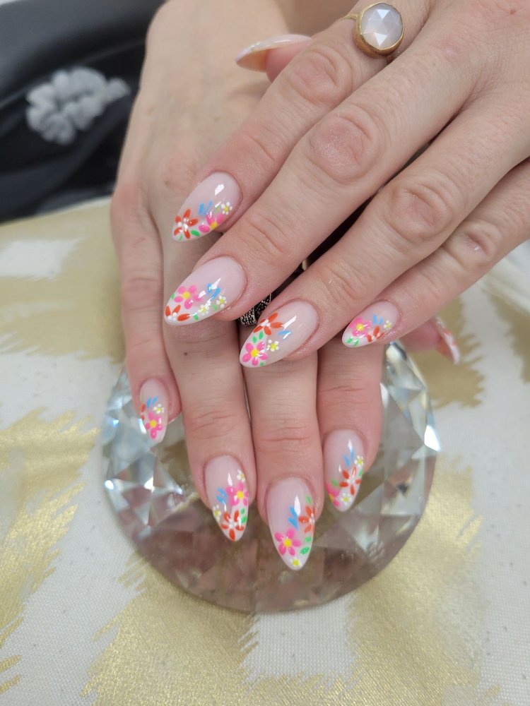 Expressions Nail Studio Logo