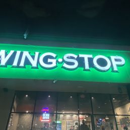 the front of a restaurant at night