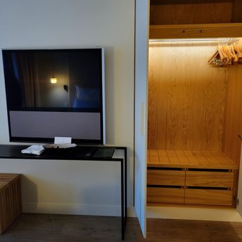 Memmo Príncipe Real Hotel - TV and closet - Hotels Near Me - Lisbon, 11