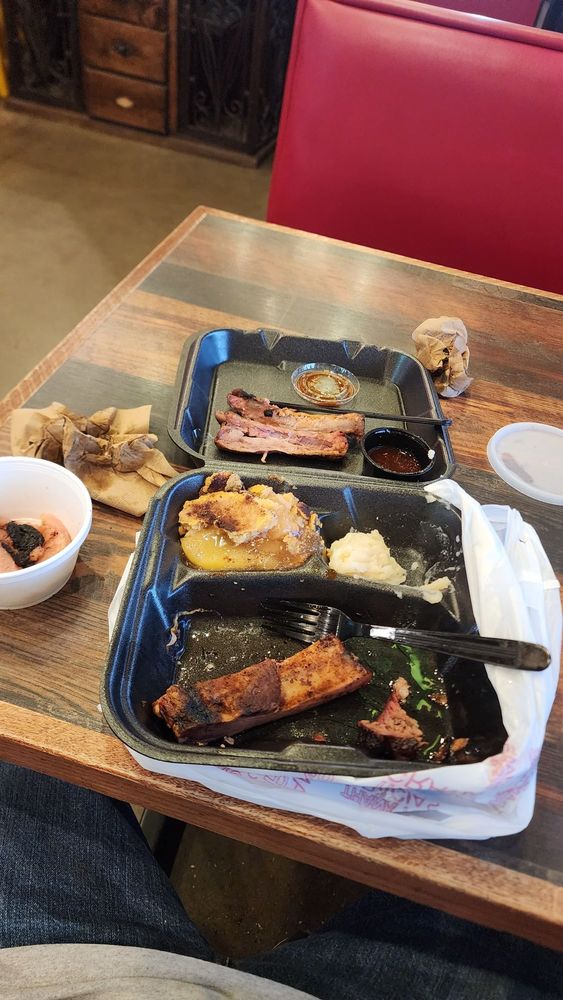 Duke's Bar-B-Que Logo