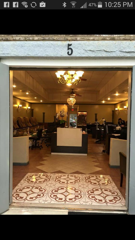 Mary Nails Spa & Salon Logo
