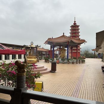 萬佛寺 - Courtyard that is a world away from the city below. - Buddhist Temples Near Me - Hong Kong, HK